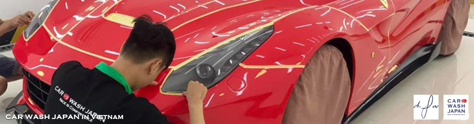 車両へ施工するCAR WASH JAPANのスタッフ